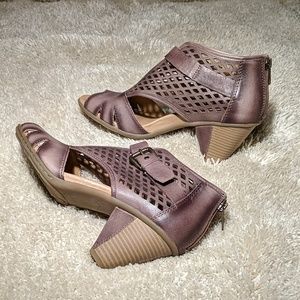 Earth Virgo - Women's Heeled Comfort Sandal